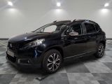la photo d'une voiture noire garée dans un garage