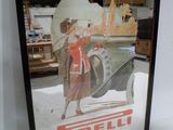 une photo d'une femme assise sur une voiture