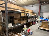 une pièce avec beaucoup d'étagères et de boîtes