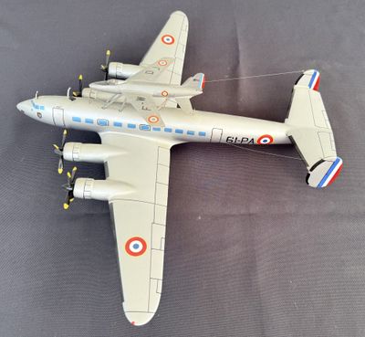 une maquette d'avion posée sur une table