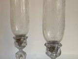 deux verres à vin posés l'un à côté de l'autre sur une table