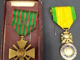 deux médailles et une médaille dans un écrin posé sur une table