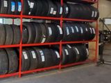 de nombreux pneus sur les étagères du garage