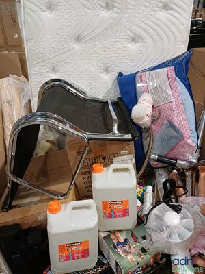 un tas d'objets qui traîne par terre