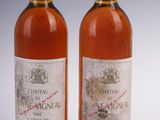 deux bouteilles de vin posées l'une à côté de l'autre sur une surface blanche