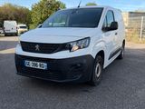 la camionnette blanche est garée dans le parking