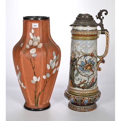 deux vases posés l'un à côté de l'autre sur une table