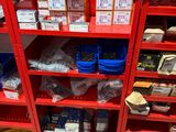une étagère rouge sur laquelle sont posés de nombreux objets