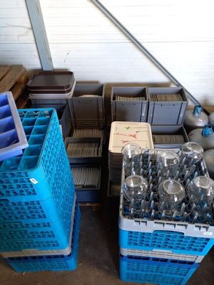 de nombreux récipients en plastique empilés les uns sur les autres