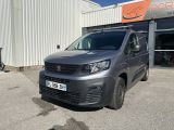 une camionnette grise garée devant un bâtiment