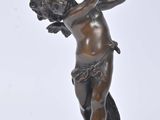 statue en bronze représentant un garçon portant un vase sur l'épaule