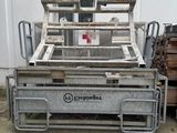 un camion équipé d'une benne à l'arrière