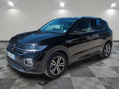 Un SUV Volkswagen noir est garé dans une grande pièce.