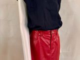 jupe en cuir rouge avec chemise noire sur mannequin mannequin mannequin mannequin mannequin mannequin mannequin mannequin mannequin mann