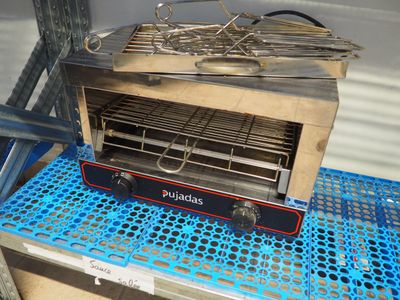 un grille-pain posé sur une table bleue