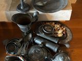 un tas de vieux objets métalliques par terre