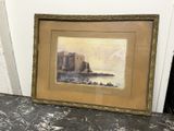 une vieille photo d'une photo représentant un château, posée sur une table
