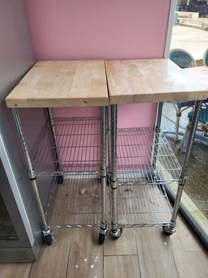 une table surmontée de deux étagères