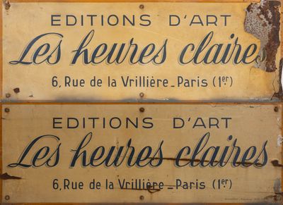 yellow sign with black writing on it that says editions d ' art les heures alive