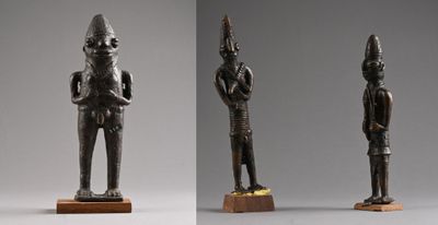trois vues différentes d'une statue représentant un homme coiffé d'un chapeau
