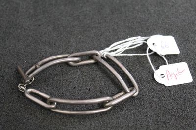 un bracelet en argent auquel est attachée une étiquette