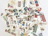 une pile de timbres-poste posés sur une surface blanche