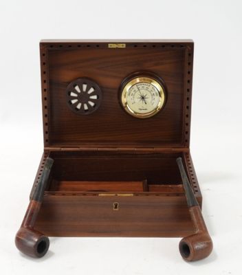 une petite boîte en bois avec une horloge à l'intérieur