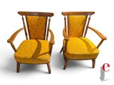 paire de chaises anciennes avec des coussins rembourrés jaunes