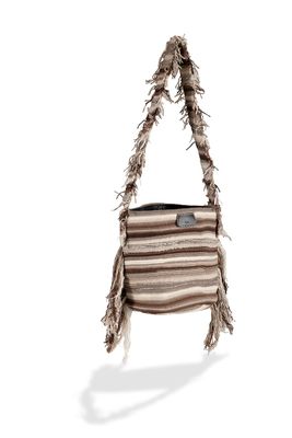 le petit sac est suspendu à une corde sur un fond blanc