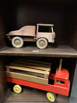 Lot de 2 camions en bois en réduction