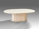une table ovale en marbre avec un pied en forme de socle et un piètement en bois