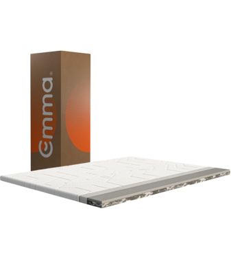 une image représentant une boîte et un matelas posés sur une surface blanche