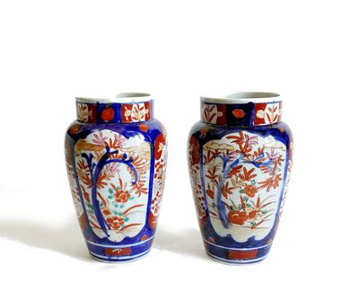 deux vases posés côte à côte sur une surface blanche