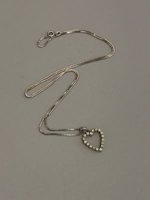 collier en argent massif avec une boucle de perles sur une chaîne