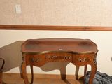 une petite table et une chaise dans un coin de la pièce