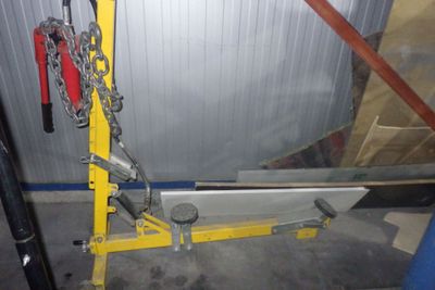 une grue jaune à laquelle est attachée une chaîne