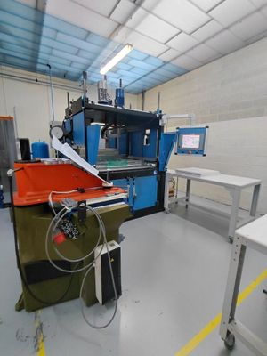 une machine qui traite une feuille de papier dans une usine