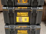 trois coffres à outils Dewwell empilés les uns sur les autres
