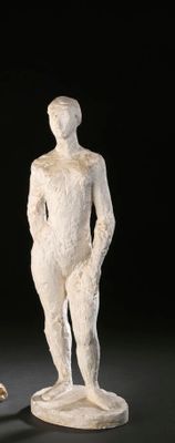 deux statues d'un homme et d'une femme debout l'une à côté de l'autre