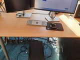un bureau sur lequel sont posés deux écrans et un ordinateur portable