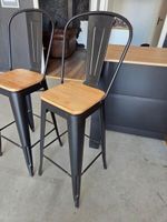 Meuble bar en bois avec 2 tabourets hauts (photo 3)