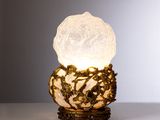 une lampe posée sur une table