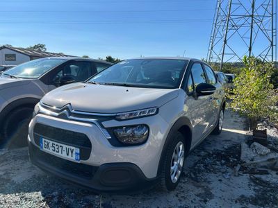 deux voitures garées l'une à côté de l'autre sur un parking
