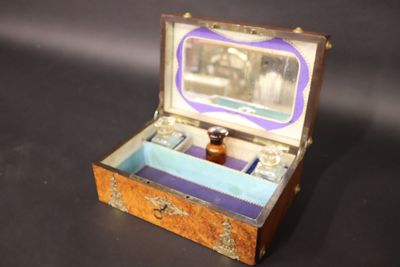 Coffret à parfum en loupe de frêne, le couvercle à décor enc…