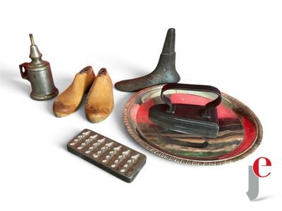 une assiette sur laquelle sont posées une paire de chaussures et une assiette sur laquelle sont posées deux poires