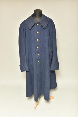 Le manteau est bleu et est orné de boutons dorés.
