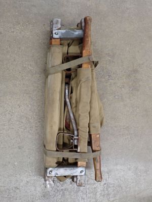 vue de dessus d'une trousse à outils accrochée au mur, avec une paire de ciseaux
