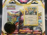 une carte à collectionner Pokémon sur laquelle est posée une pièce de monnaie