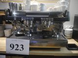 une machine à café posée sur une table