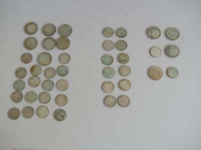 quelques pièces de monnaie posées sur une surface blanche, en petit nombre
